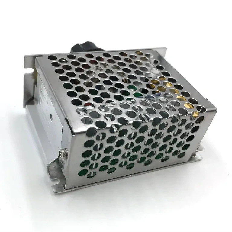 Variator de tensiune destinat flexului, bormașinii, fierăstrăului electric