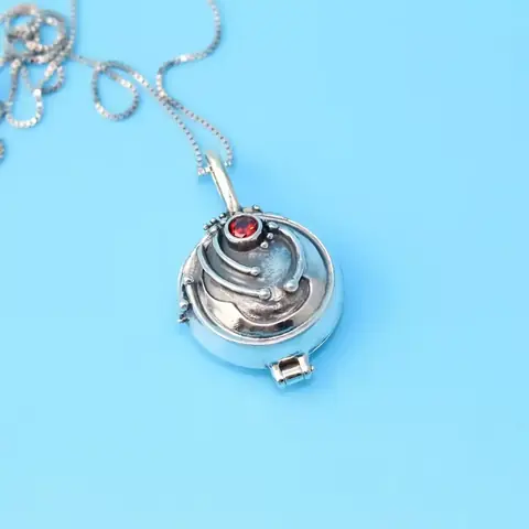 Náhrdelník s řetízkem s medailonem The Vampire Diaries – Elena Gilbert Necklace