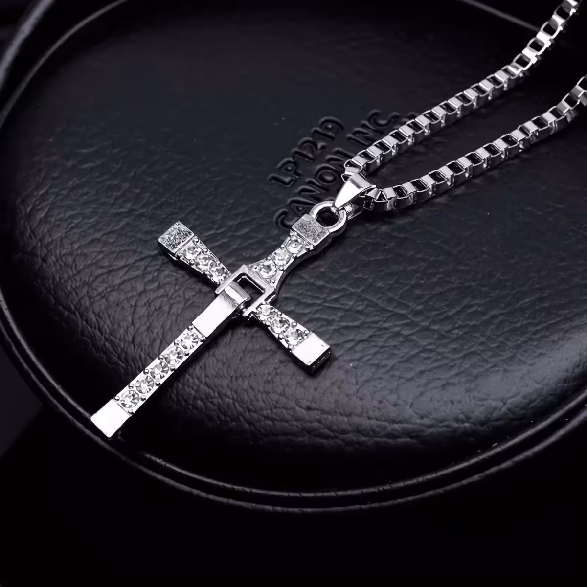 Colier stilat Fast and Furious – cruce strălucitoare Lănțișor cu detalii fine, inspirat din filmul Fast & Furious