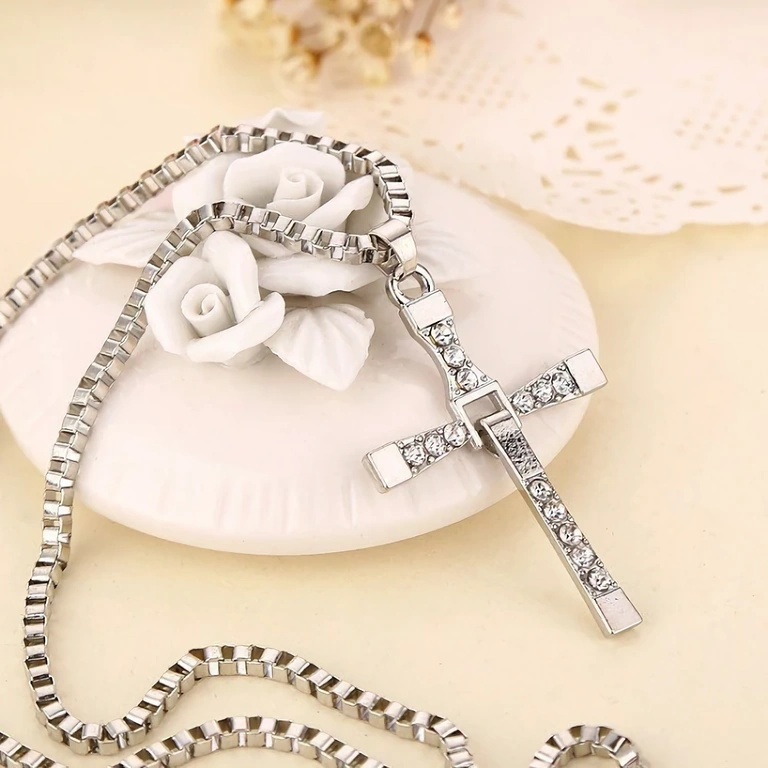 Medalion tip tuning – Fast and Furious cu cruce Accesoriu auto & urban – cruce cu pietre sintetice