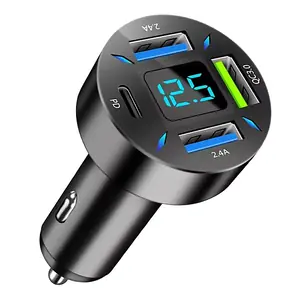 Încărcător auto modern cu USB-C, fast charge și afișaj digital pentru voltaj