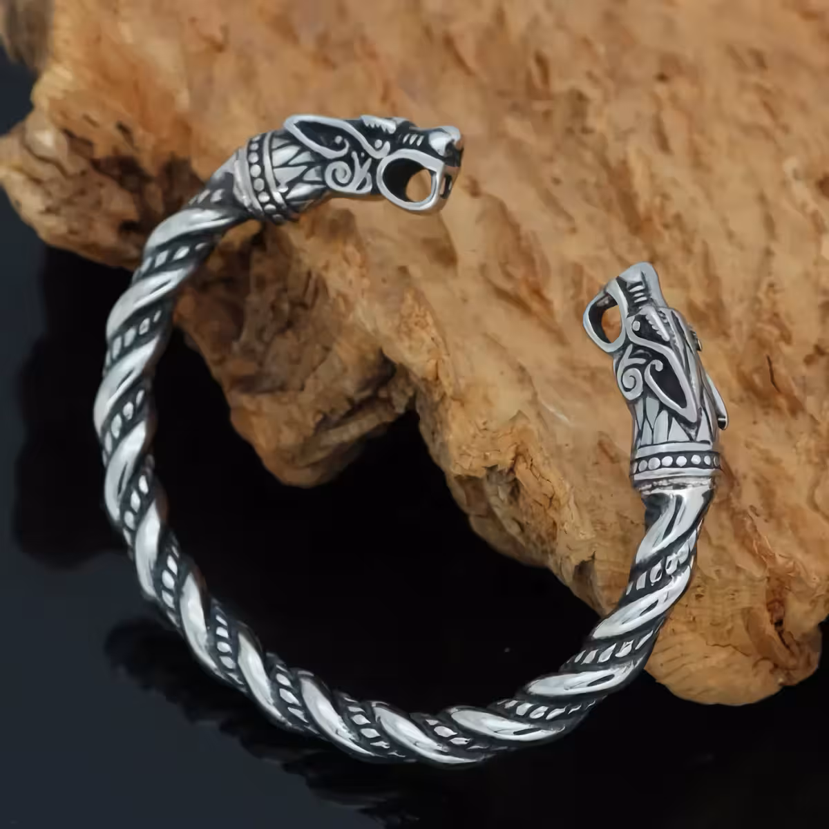 Brățară stil antic – Viking Design antic inspirat din comorile vikinge, capete de lup stilizate