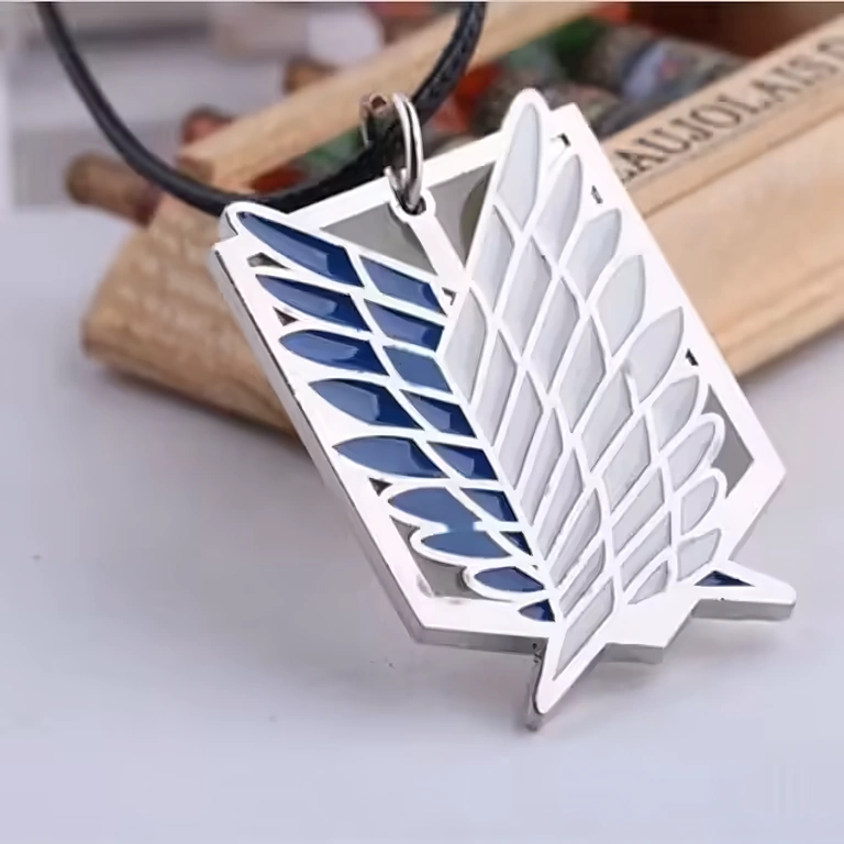 Lănțișor anime cu pandantiv argintiu Attack on Titan