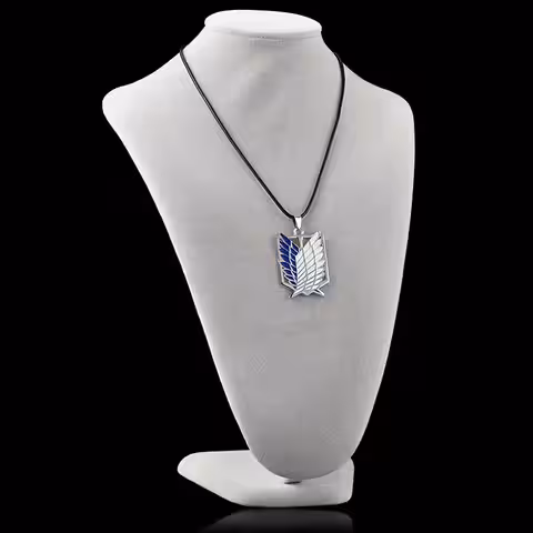 Silverhalsband med Attack on Titan-hänge – perfekt för animefans