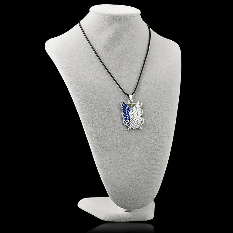 Lănțișor argintiu cu medalion Attack on Titan – perfect pentru fani anime