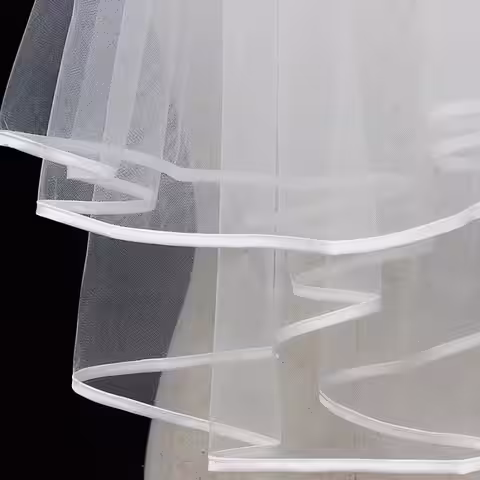 Voal alb fără broderii, perfect pentru orice tip de rochie de mireasă