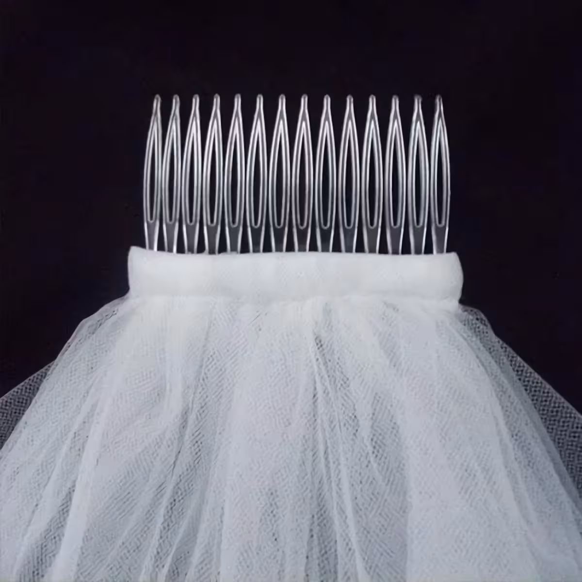 Voal mireasă stil minimalist Voal discret pentru mirese care aleg un look natural și aerisit