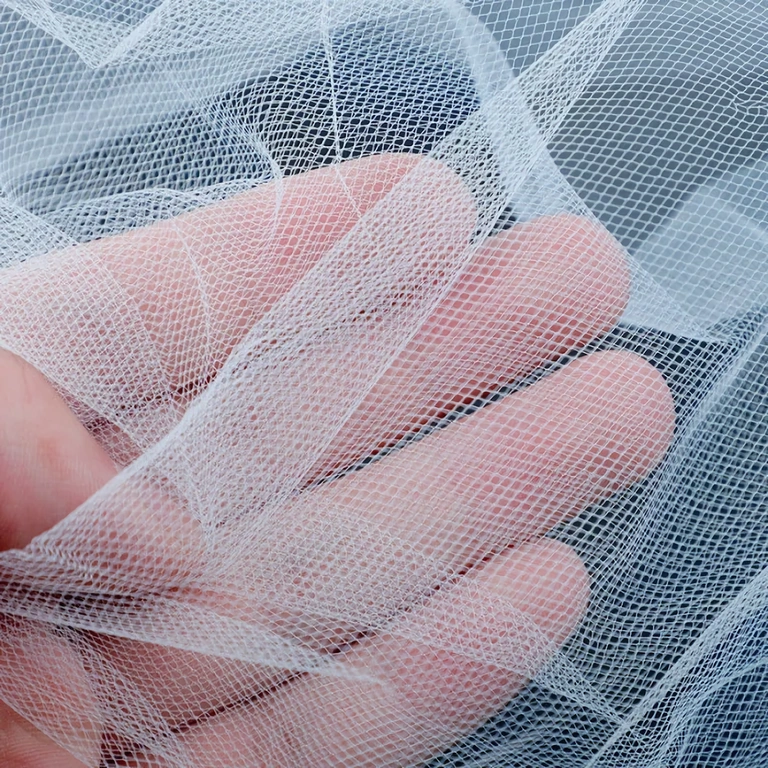 Accesoriu păr mireasă cu voal Voal alb prins în pieptăn, ideal pentru coafuri lejere sau coc