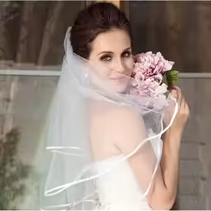 Voal alb de mireasă realizat din tulle fin, elegant și simplu