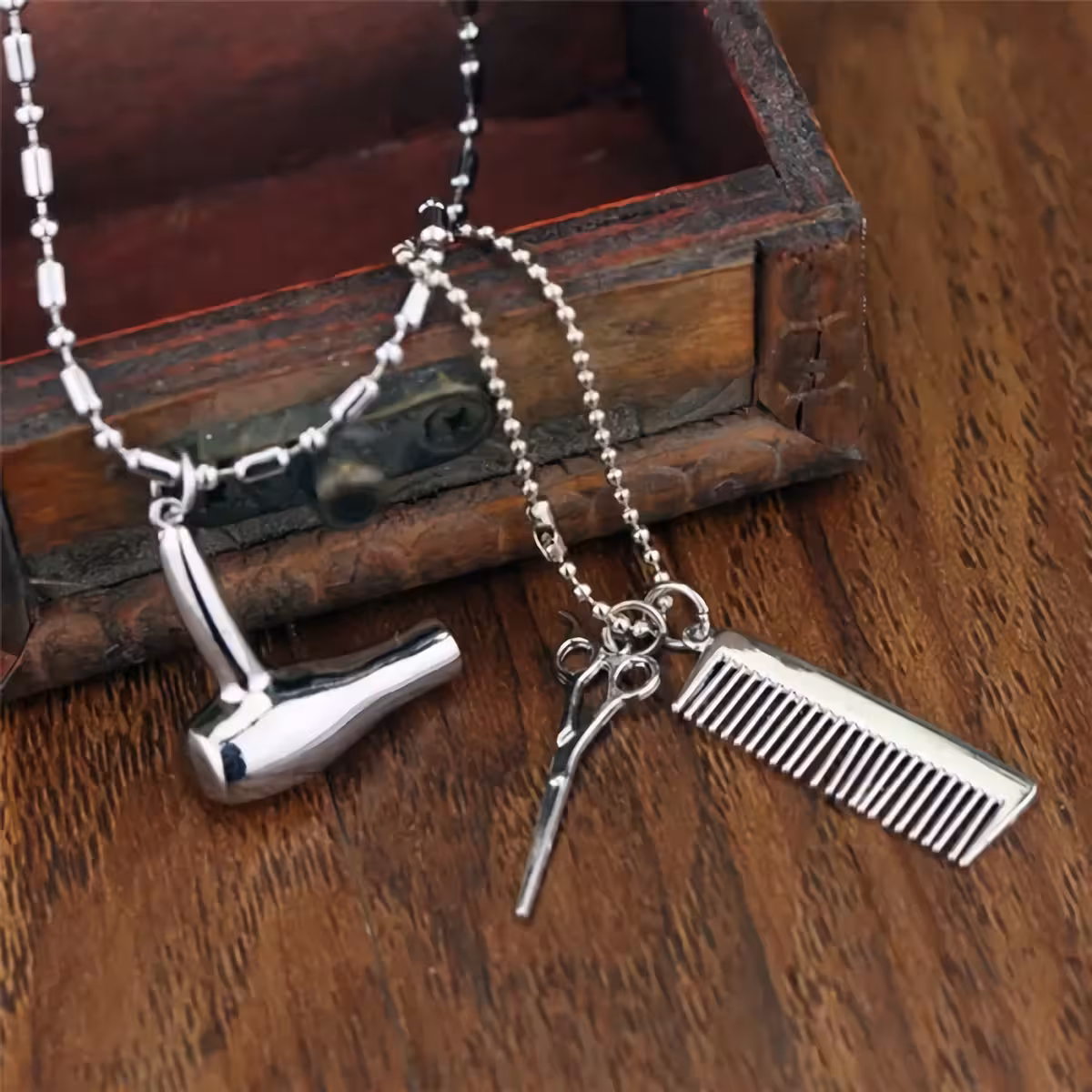 Bijuterie frizer – lănțișor hairstylist Bijuterie elegantă pentru frizer sau coafeză cu pandantiv argintiu