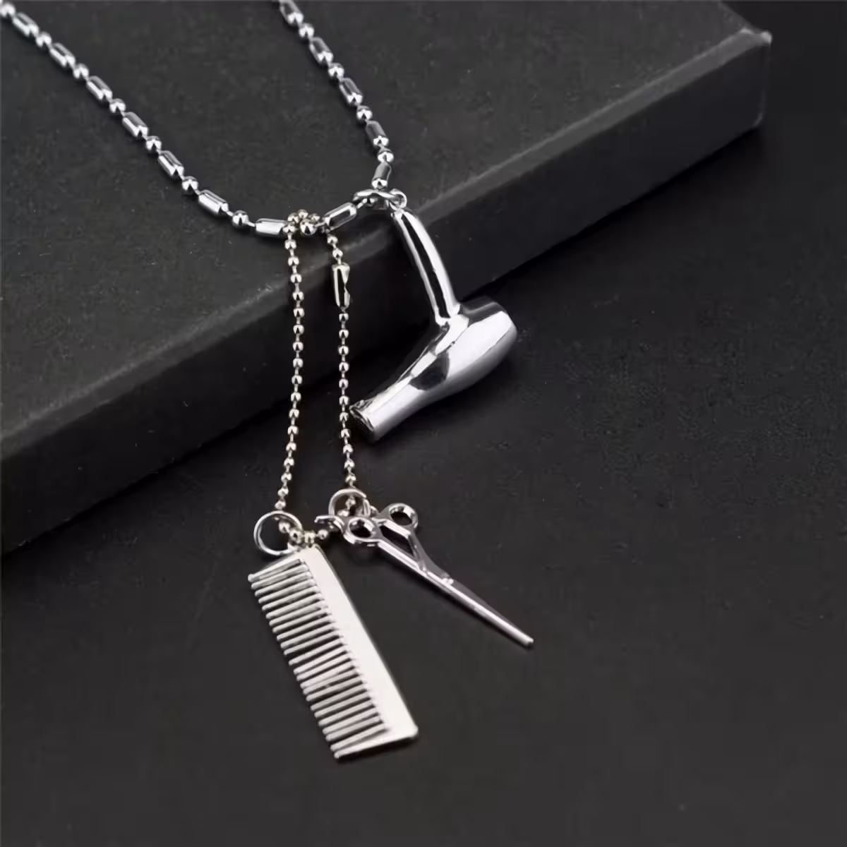 Lănțișor cu foarfecă și pieptăn pentru frizer Pandantiv argintiu cu foarfecă și pieptăn – accesoriu frizer/coafor