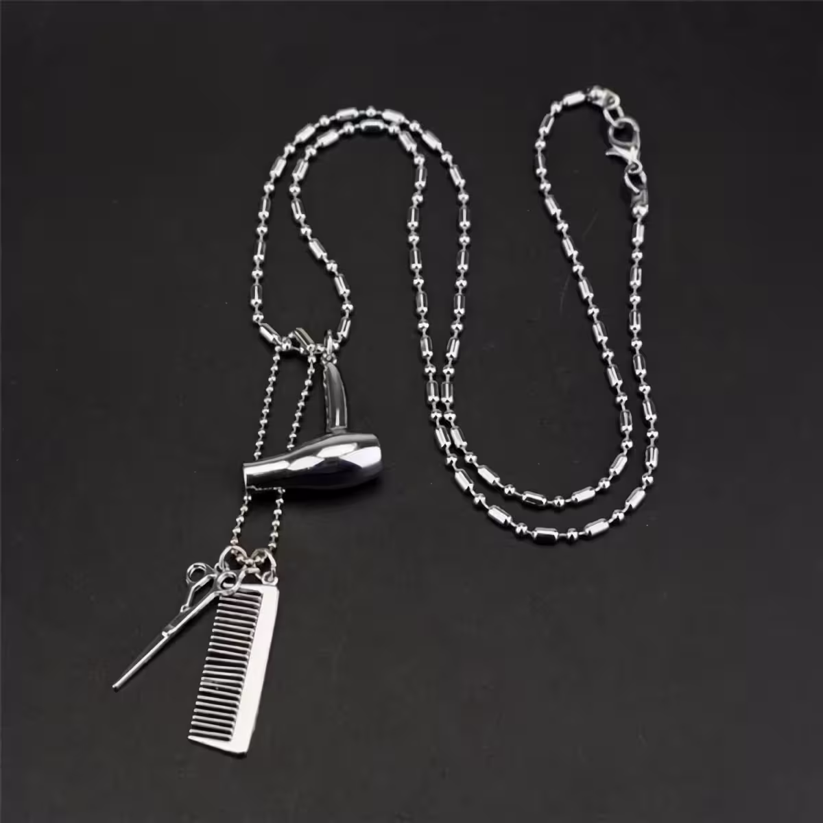Pandantiv hairstylist pe lănțișor metalic Accesoriu hairstylist – pandantiv foarfecă și pieptene