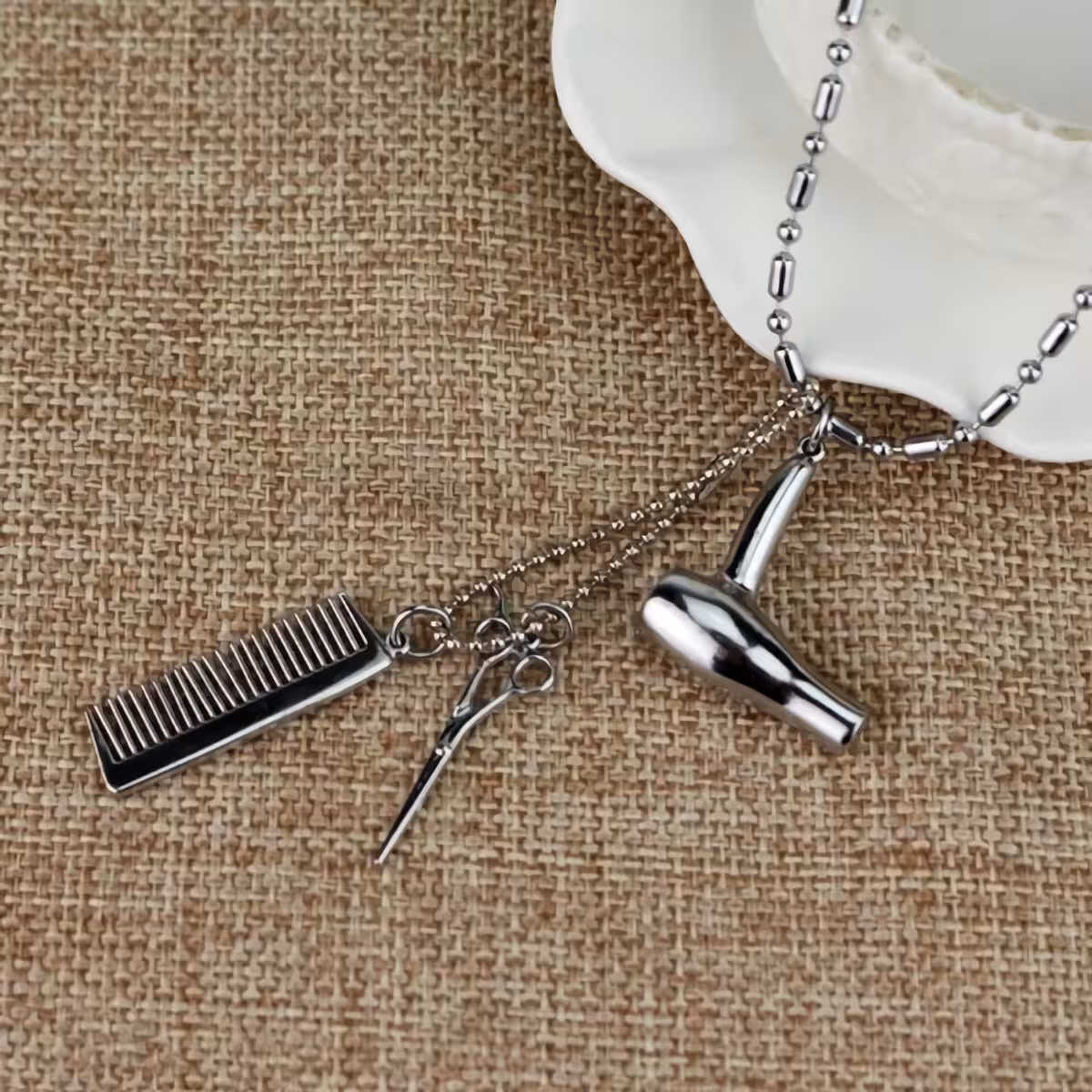 Cadou hairstylist – colier femei frizerie Cadou perfect pentru coafeză – lănțișor elegant cu pandantiv tematic