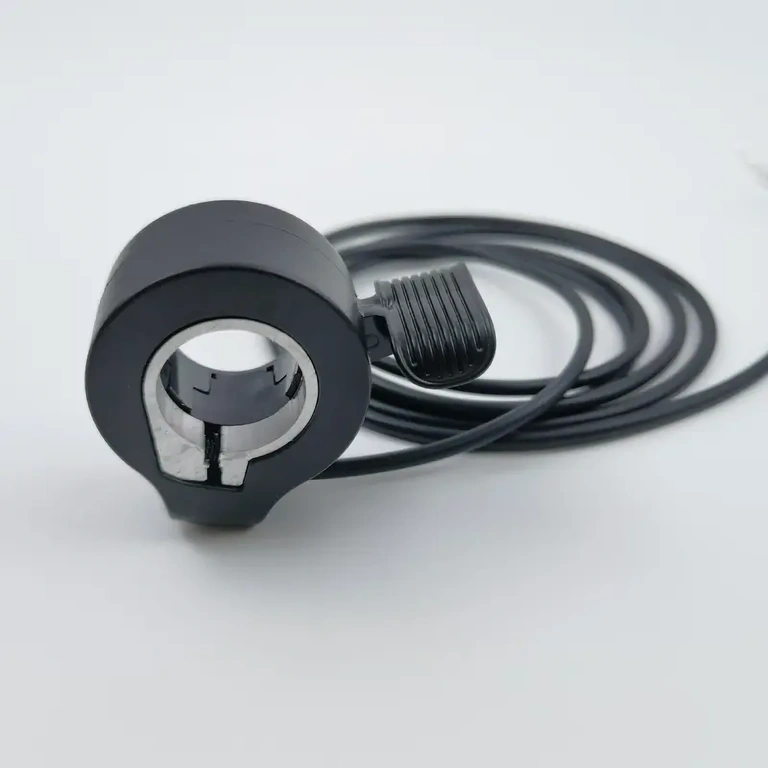 Ergonómiai markolat pontos vezérléshez elektromos rolleren