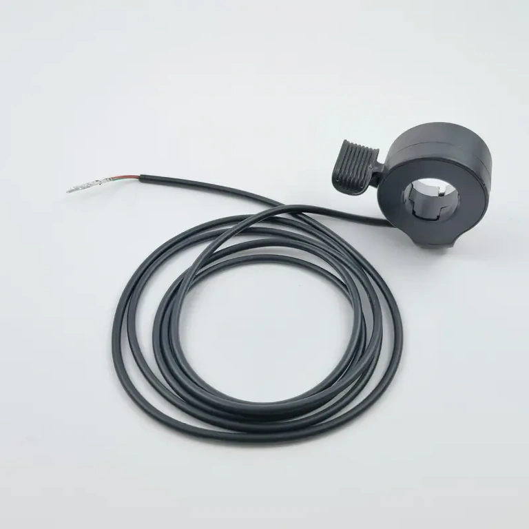 Gyorsító kar kábelek részlete: piros 5V, fekete GND, zöld jel