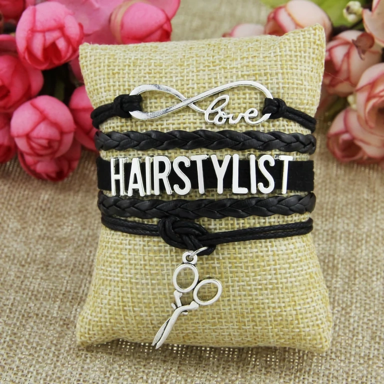 Brățară decorativă cu unelte specifice frizerului