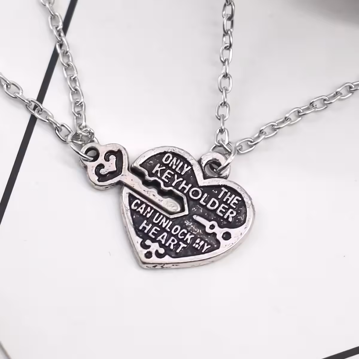 Cadou romantic – lănțișor cu cheie și inimă Set romantic de coliere pentru îndrăgostiți – inimă și cheie