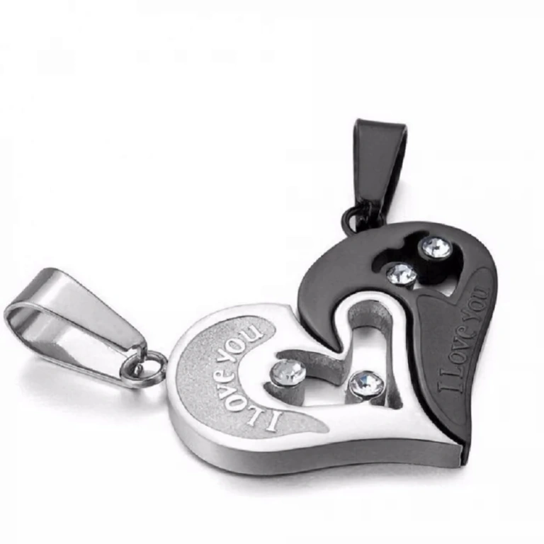 Două lănțișoare cu pandantive inimă, potrivite pentru cupluri