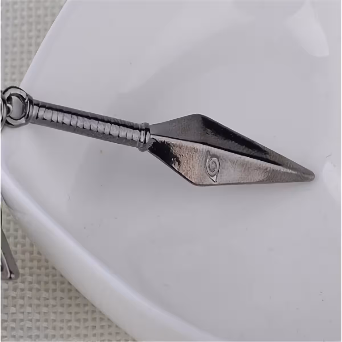 Pandantiv metalic Kunai pe lănțișor Pandantiv metalic Kunai cu lănțișor din piele