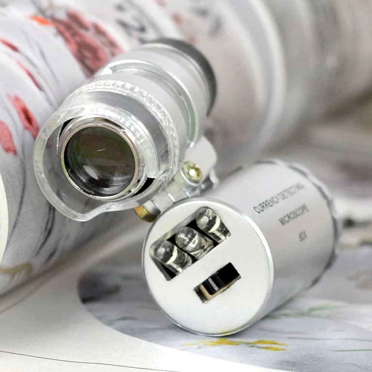 Microscop compact portabil cu LED și lampă UV pentru inspecții detaliate