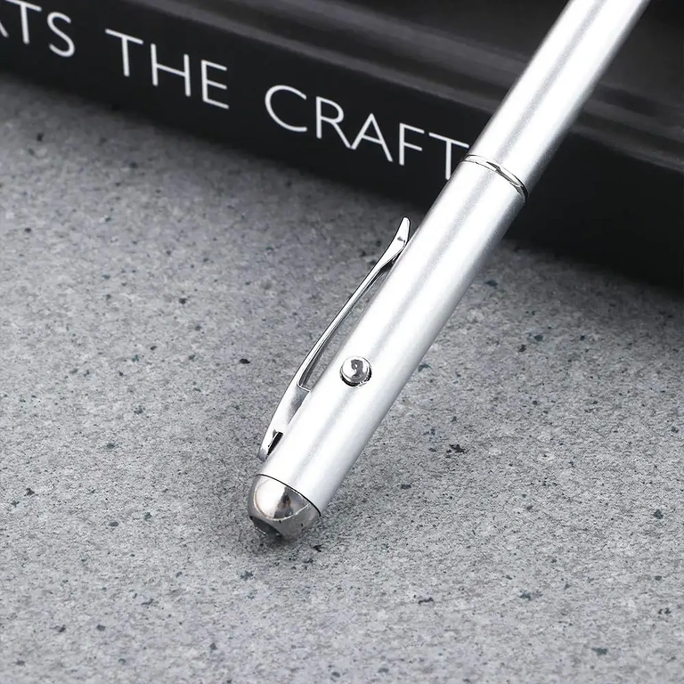 Сребърна химикалка с вградена светлина за съобщения, видими на тъмно