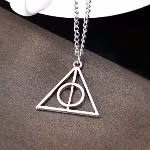 Medalion în stil gotic cu simbol iconic din universul Harry Potter