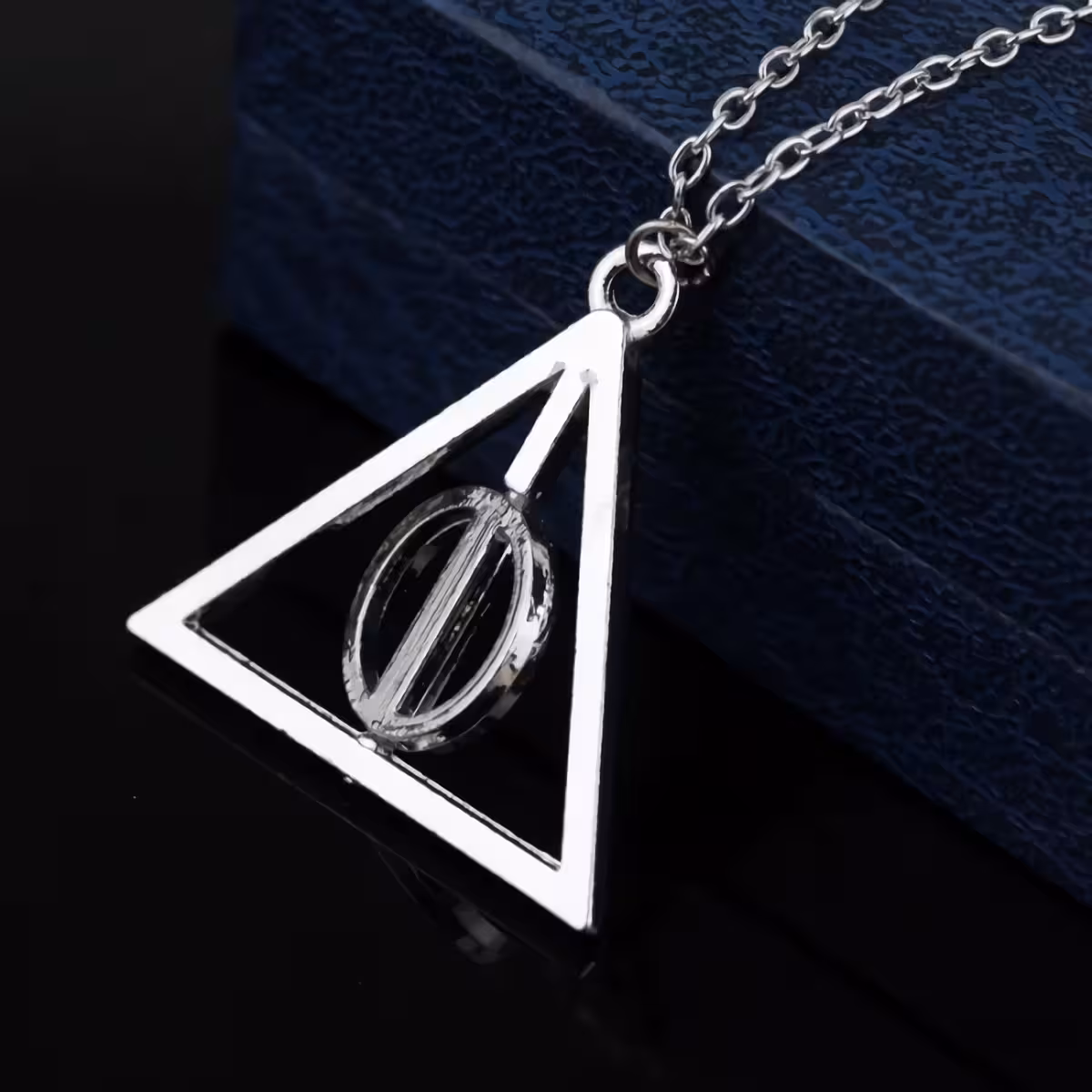 Colier Harry Potter argintiu – Talismanele Morții Medalion argintiu cu simbolul Deathly Hallows