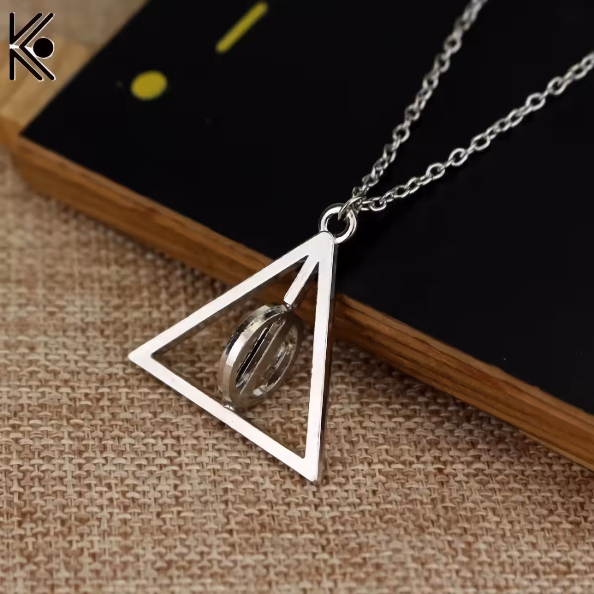 Colier Talismanele Morții cu lanț lung – silver Colier argintiu cu pandantiv Deathly Hallows și lanț de 70cm
