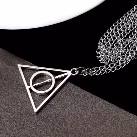 Kedja med magiskt triangulärt hänge inspirerat av Deathly Hallows-symbolen