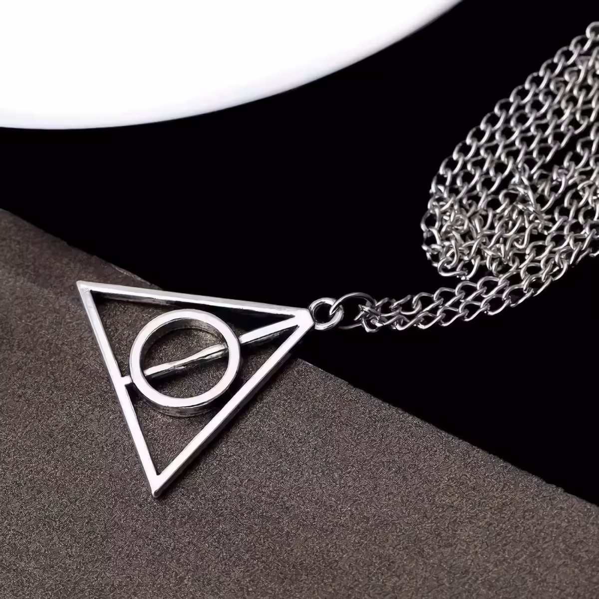 Colier argintiu cu simbol magic – Harry Potter Lănțișor cu triunghi magic inspirat de simbolul Talismanele Morții