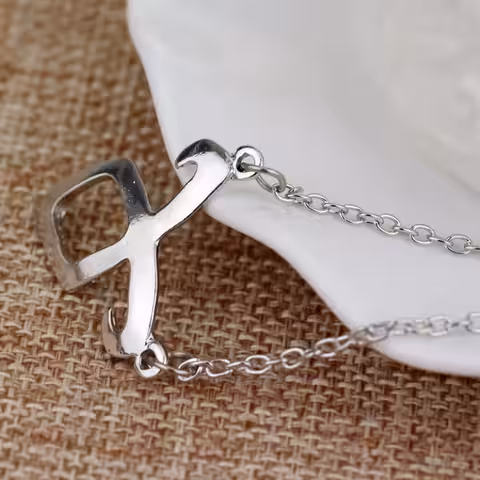 Hänge med fantasy-design baserat på Mortal Instruments-symboler