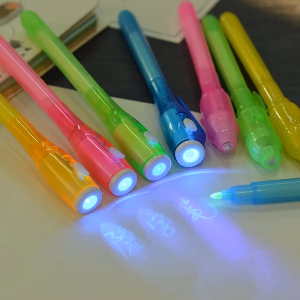 Set de 5 pixuri cu cerneală invizibilă și lumină ultravioletă integrată