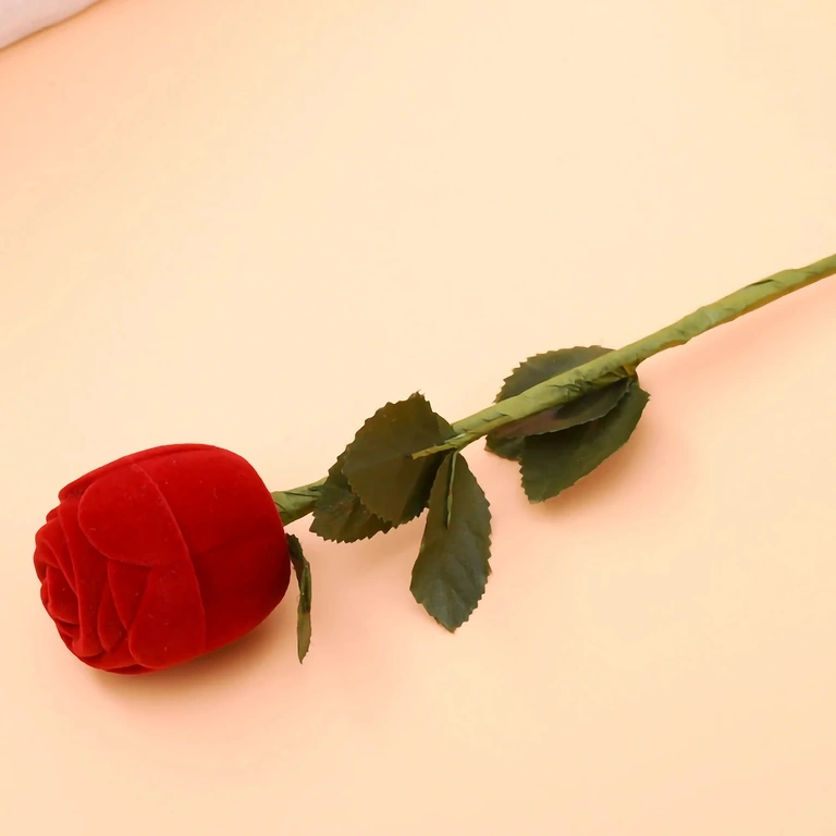 Cutiță din catifea roșie în formă de trandafir pentru bijuterii – cercei sau inel