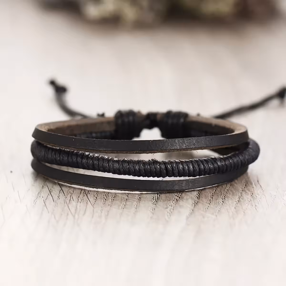 Brățări cu charm metalic pentru bărbați – piele Brățări cu decor metalic – stil casual pentru ținute bărbătești