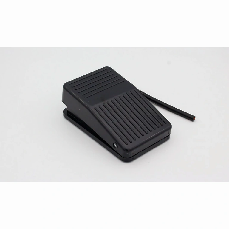 Buton electric acționat cu piciorul Comutator electric cu un contact NO+NC pentru aparate