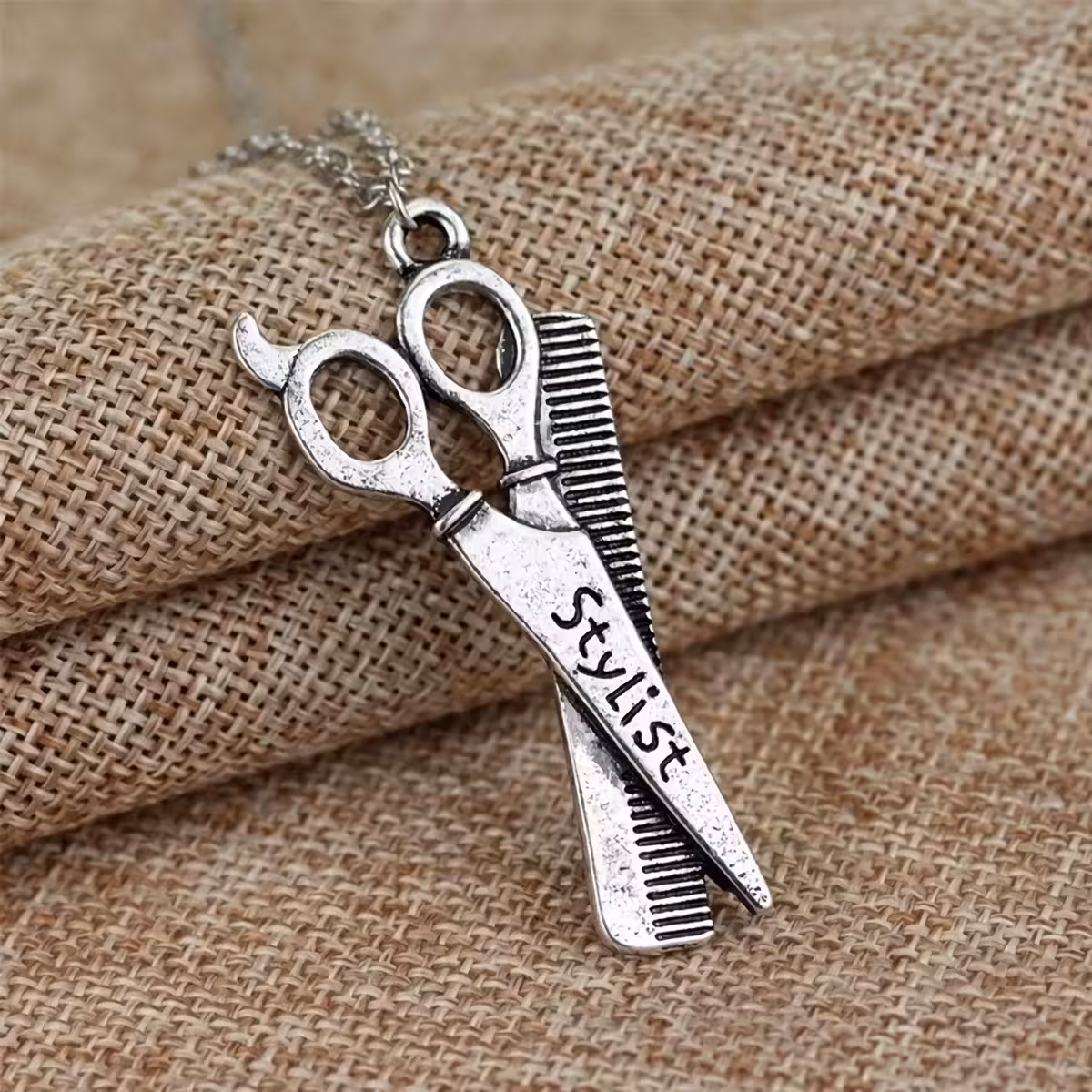 Accesoriu modern pentru frizeri – medalion cu foarfecă și pieptăn