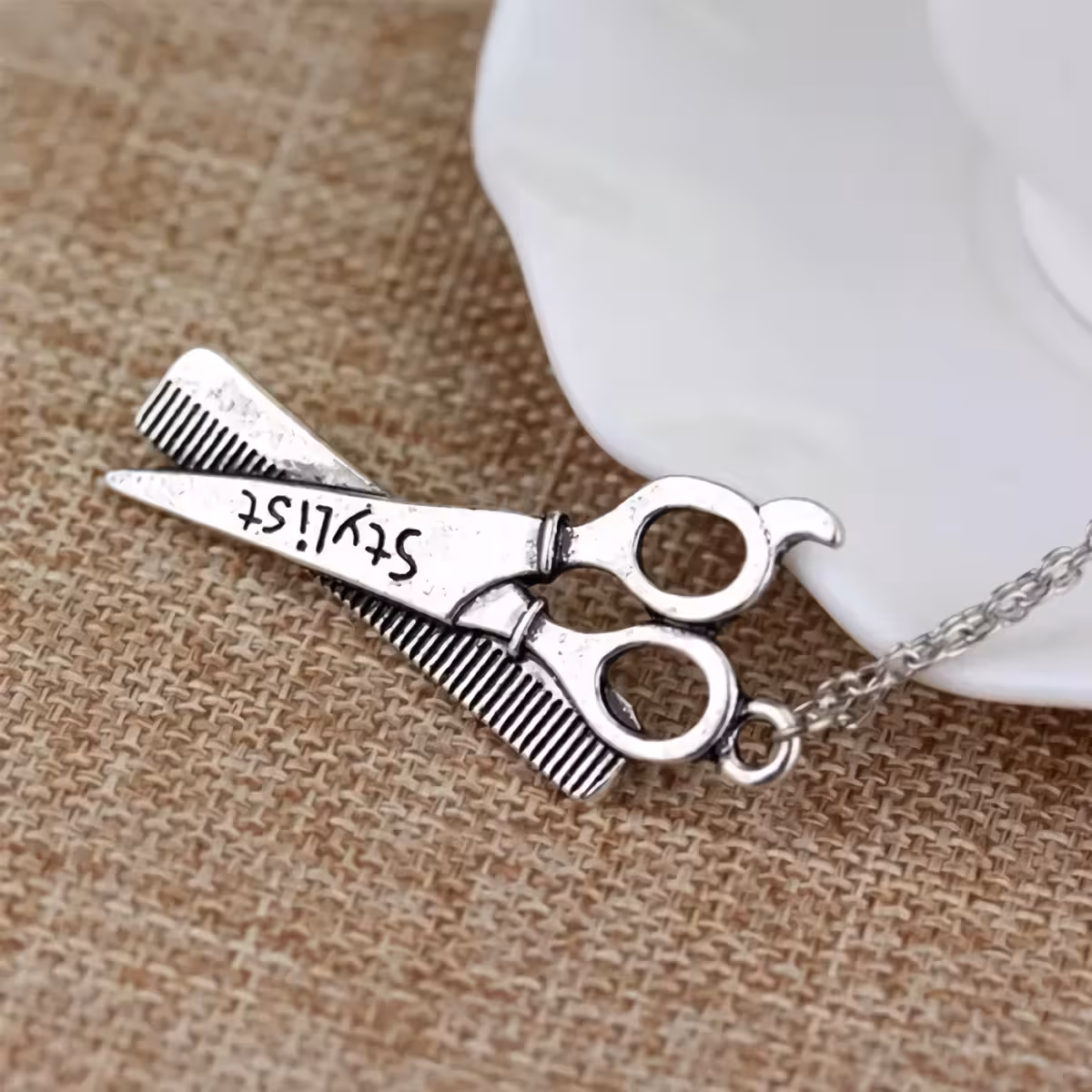 Bijuterie pentru stilist – colier metalic Colier metalic rezistent pentru hairstyliști, design inspirat din saloane