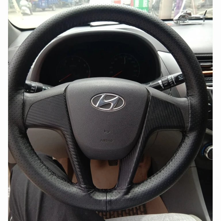 Fekete kormányvédő fokozott tapadással Fekete tapadós bőr kormányvédő kényelmes vezetéshez