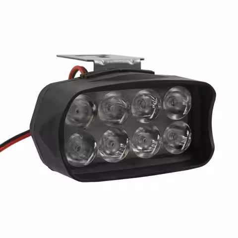 Far LED rezistent la șocuri și ploaie, ideal pentru teren accidentat