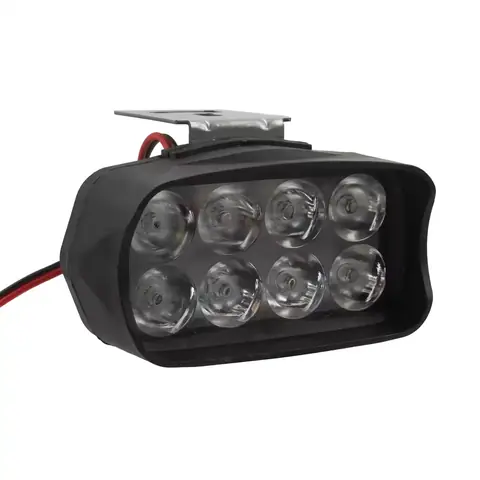 Far LED rezistent la șocuri și ploaie, ideal pentru teren accidentat