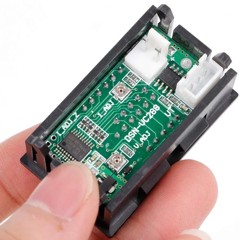 Дисплей на табло за напрежение и ток на постоянен ток