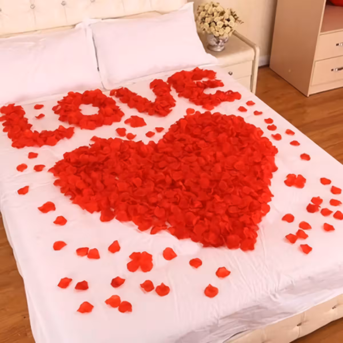 Aranjament petale în formă de inimă Petale roșii ideale pentru decor în formă de inimă – romantic și elegant