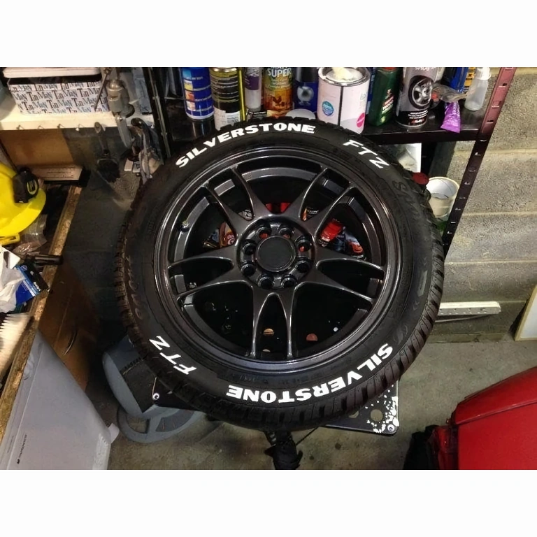 Odolný bílý fix pro psaní na boční stěny pneumatik