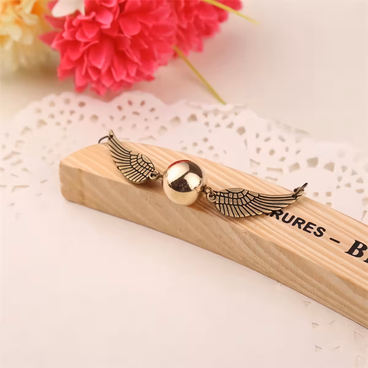 Brățară stilată Snitch aurie Brățară cu pandantiv Snitch, finisaj elegant și modern