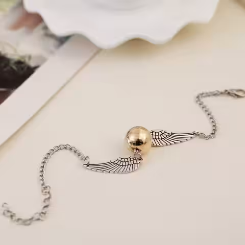 Brățară cu farmec Snitch – cadou perfect pentru fanii Harry Potter