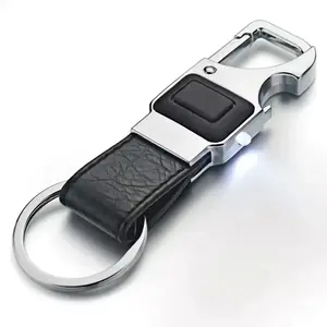 Breloc din piele cu finisaje metalice, ideal pentru bărbați eleganți