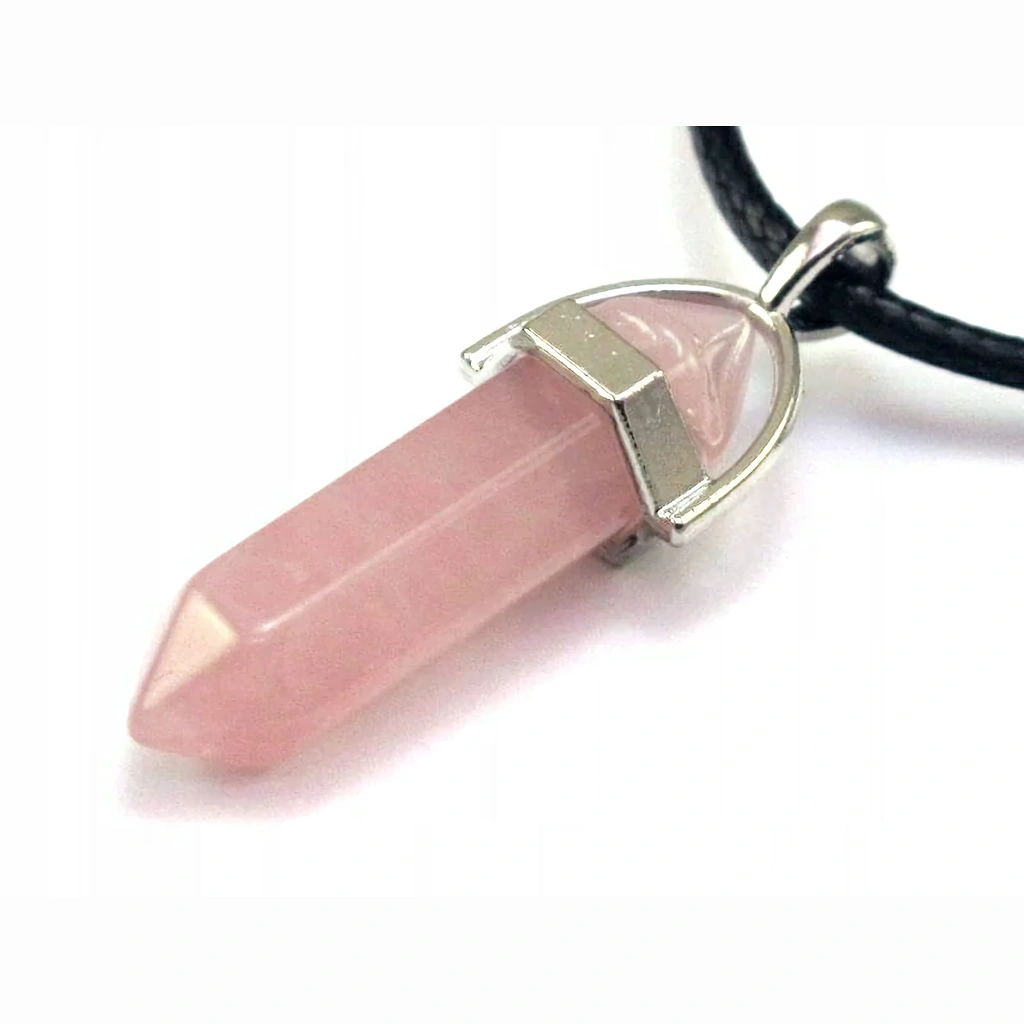 Колие от естествен розов кварц с медальон – кристално бижу за пречистване и енергия