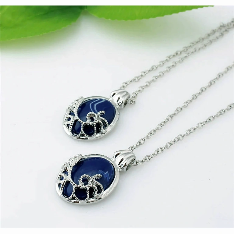 Колие с камък Lapis Lazuli, използвано за защита на вампири от дневна светлина