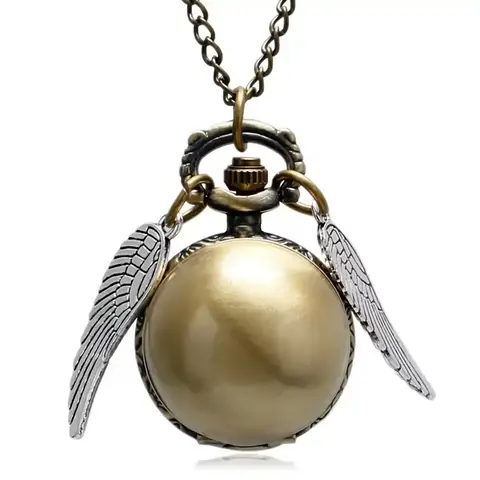 Ceas pandantiv Golden Snitch – detaliu Ceas de buzunar cu aspect Snitch, fotografiat în prim-plan
