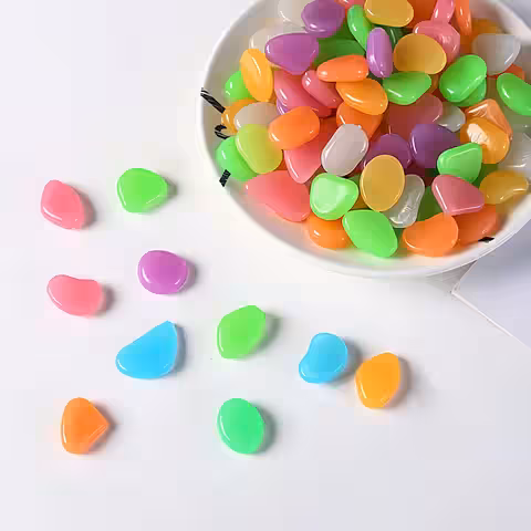 Dekorativt paket med 100 fosforescerande stenar